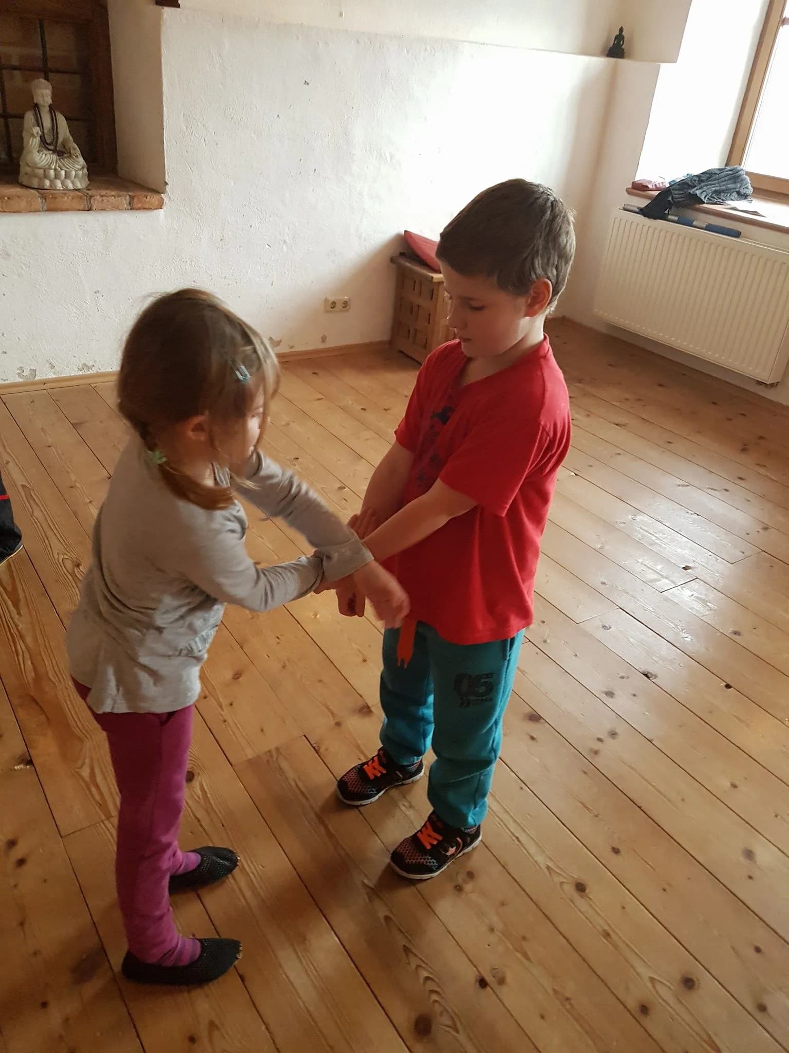 Kinder beim spielerischen und konzentrierten Kids Kung Fu Training