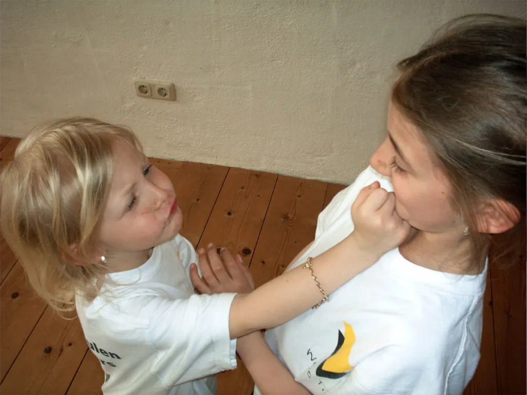 Glückliches Kind im Kids Kung Fu Training, das als Testimonial dient