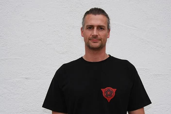 Portrait von Nicolai, einem Schüler, der seine Erfahrungen mit Yong Chun Kung Fu teilt